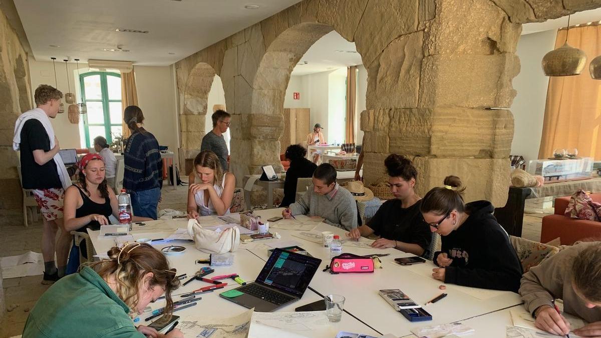 Estudiantes en Tabarca realizando una investigación junto a la UA sobre el cambio climático