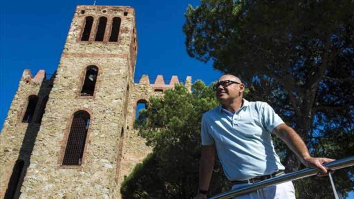 El exatleta olímpico Alberto Ruiz, junto al castillo de Torre Baró, el emblemático mirador, en Nou Barris.
