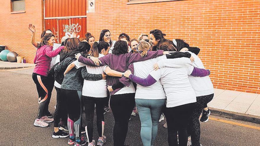 Abrazo conjunto de las participantes en el "Entrenamiento Muyerada" organizado el 6 de marzo por Amalgama Centro Multidisciplinar