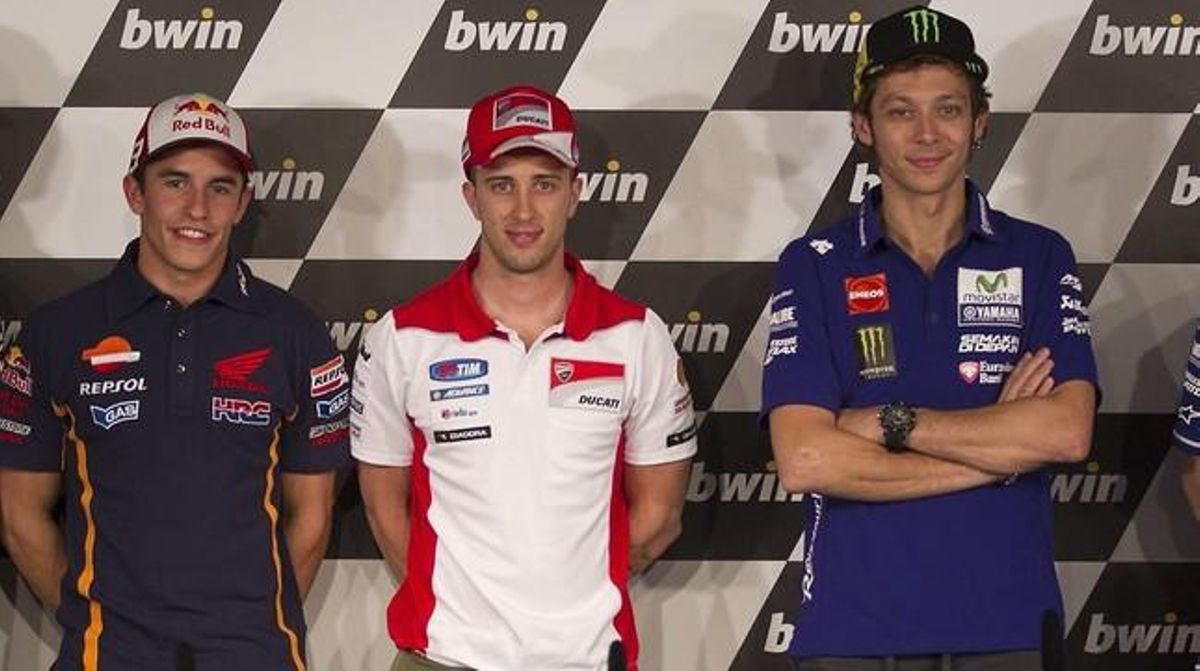 Márquez (esquerra) i Rossi (dretes), separats per Dovizioso, aquest dijous a Jerez.
