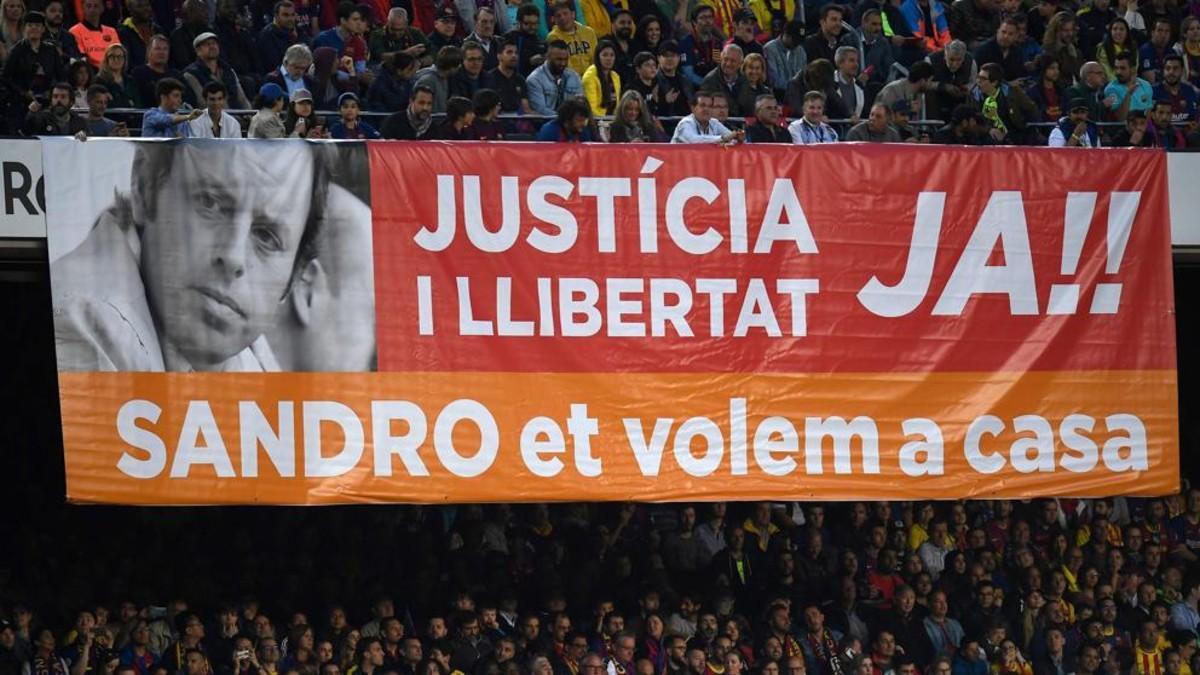 Pancarta en el Camp Nou reclamando la libertad de Sandro Rosell