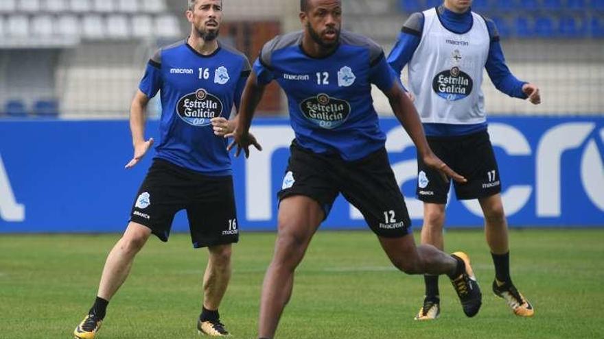 Luisinho, a la izquierda, durante el entrenamiento de ayer.