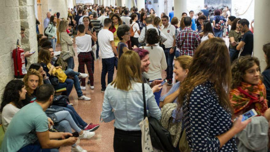 Opositores de Enfermería en la Universidad de Alicante el mes pasado