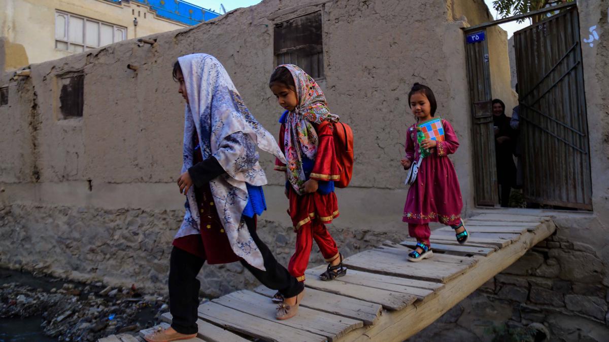 Unas hermanas afganas enseñan el arte del circo a niños en Kabul