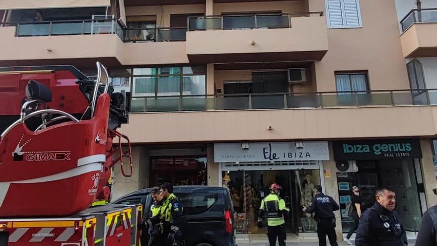 Vídeo: Cae a la calle la cristalera de un balcón de un quinto piso en pleno centro de Ibiza