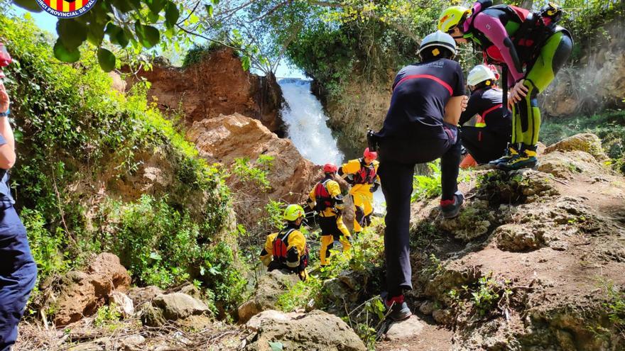 Los bomberos rescatan dos cadáveres en Navarrés