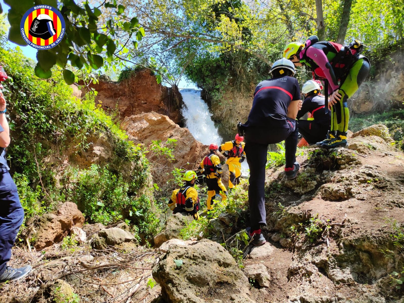 Los bomberos rescatan dos cadáveres en Navarrés