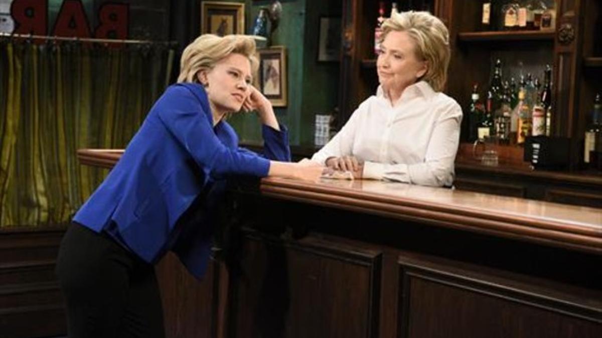 En televisión 8 Hillary Clinton (izquierda) participa con su imitadora en el programa 'Saturday Night Live'.