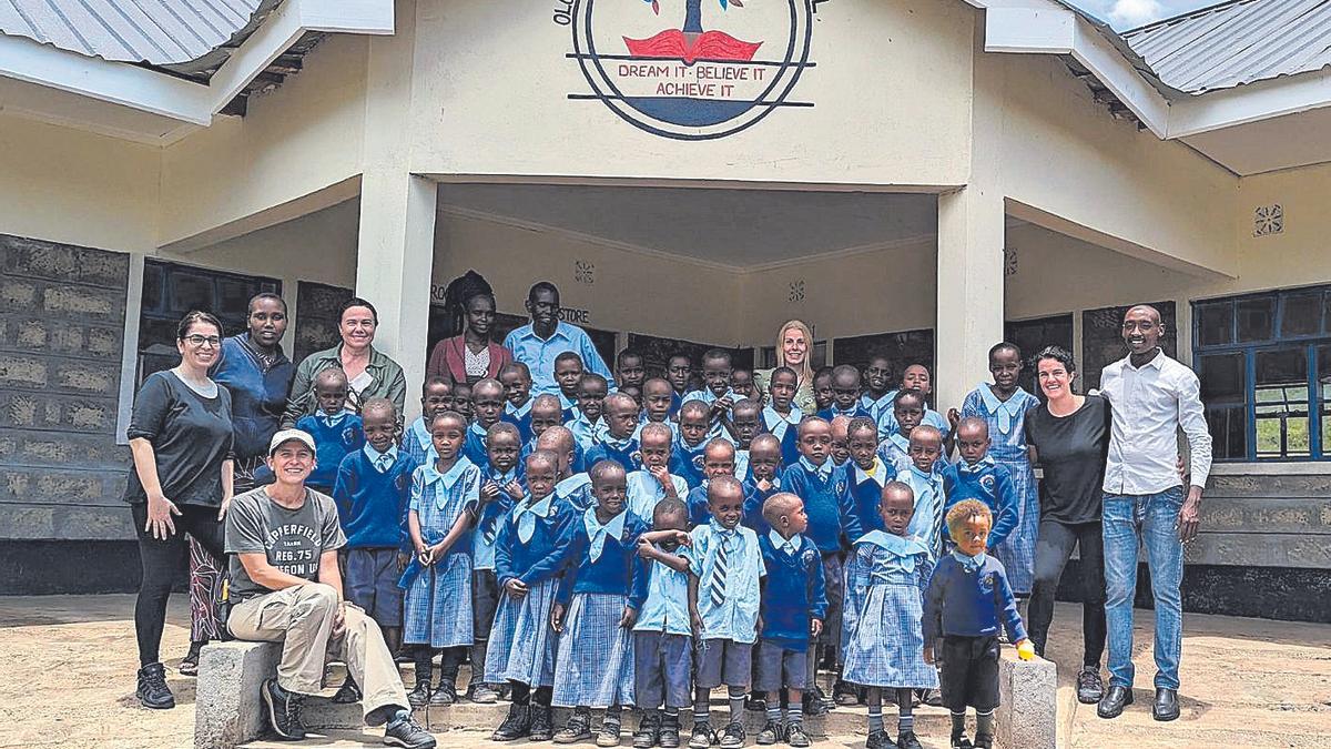 La familia cassanenca Gras obre una escola en un poblat de Kenya.