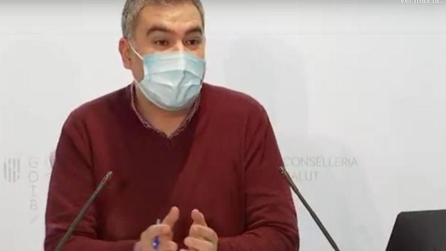 Der Leiter der Impfkampagne auf den Balearen, Carlos Villafáfila, bei einer Pressekonferenz am Dienstag (12.1.)