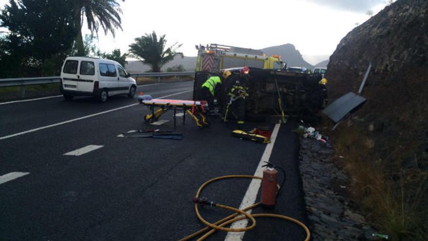 Tres heridos en dos vuelcos en las carreteras de Gáldar y de Agüimes