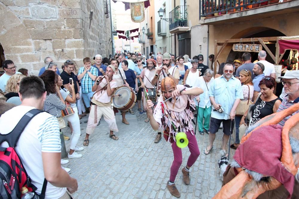 Terra de Trobadors transforma els carrers de Castelló d'Empúries