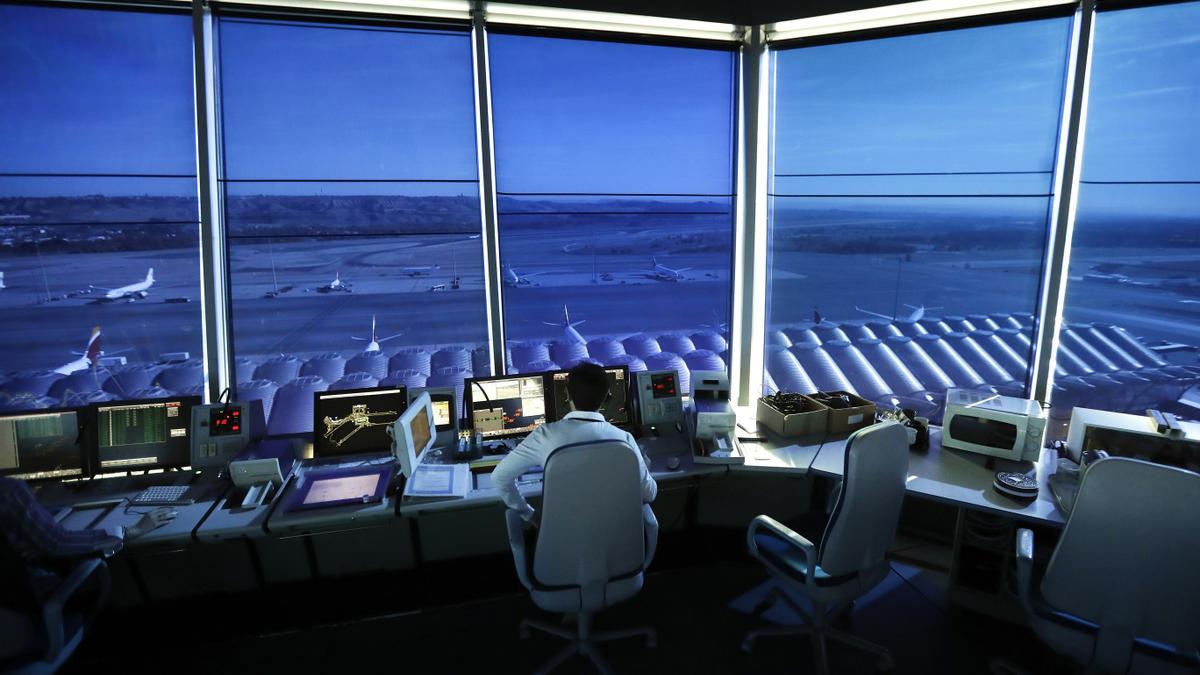 Controlador aéreo en la torre de control del Aeropuerto Madrid-Barajas