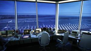 Controlador aéreo en la torre de control del Aeropuerto Madrid-Barajas