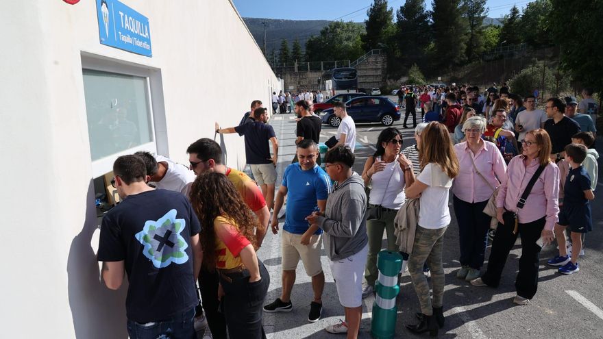 Así está el ambiente antes del Alcoyano - Real Madrid Castilla: colas para recoger las entradas gratuitas