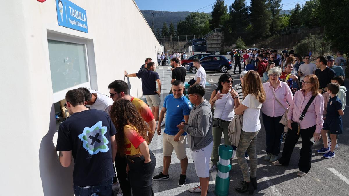 Colas antes del encuentro Alcoyano - Real Madrid Castilla para recoger las entradas gratuitas