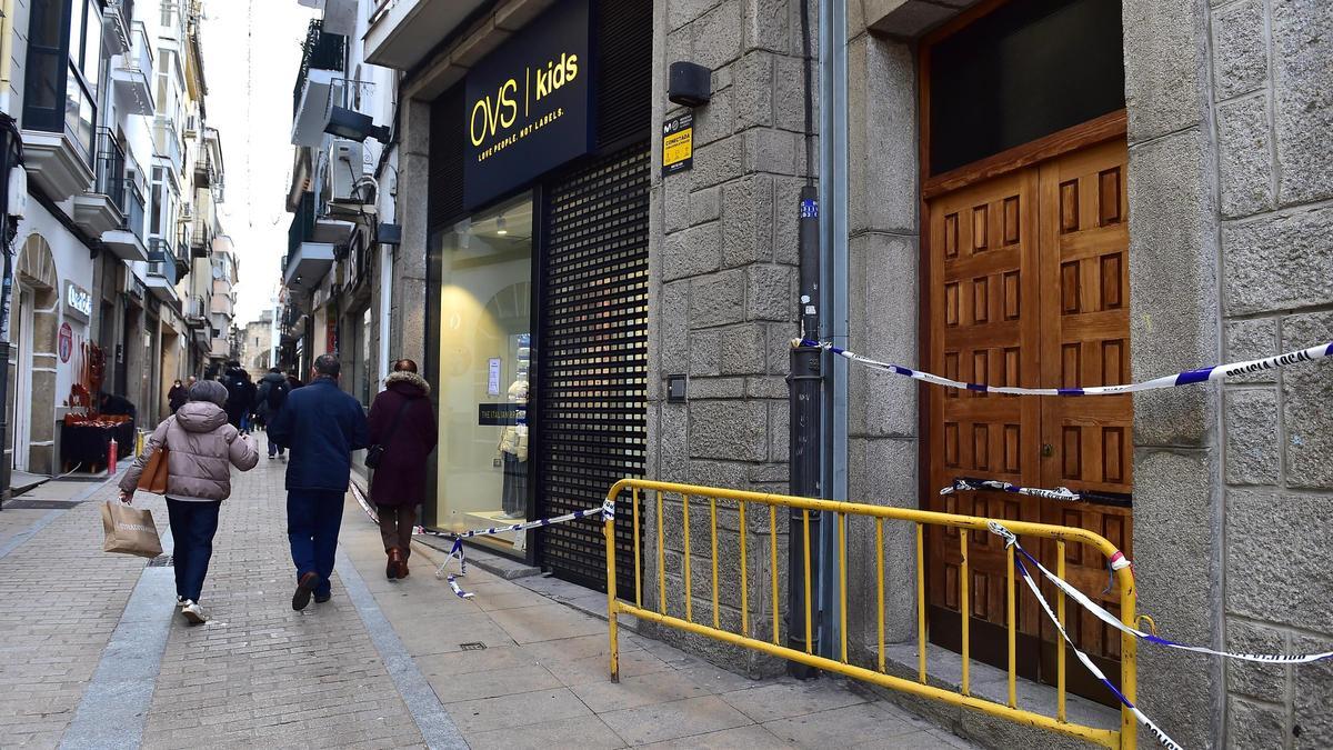 Dos bloques de viviendas desalojados en Plasencia al derrumbarse parte de una medianera.