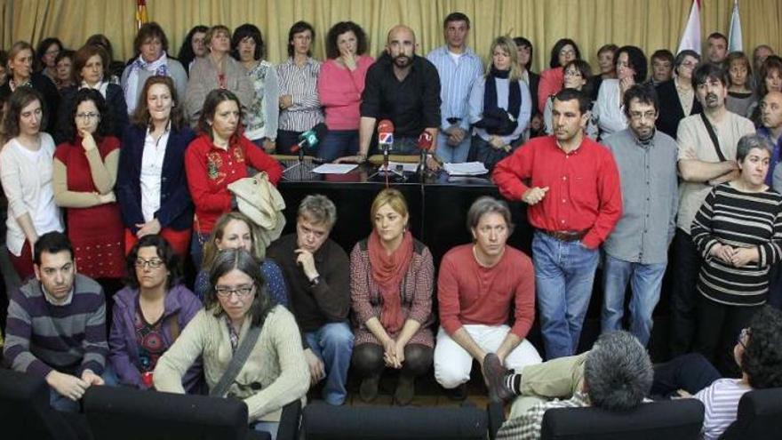 Pablo Valeiras interviene ante los funcionarios que piden refuerzos para realizar el expurgo y rechazan  la supresión del partido judicial, ayer en el edificio viejo de los juzgados.  // Ricardo Grobas