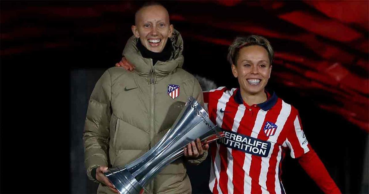 ¡Qué emocionante! Abrazo y gesto para el recuerdo: Virginia Torrecilla levanta el título del Atlético en la Supercopa femenina