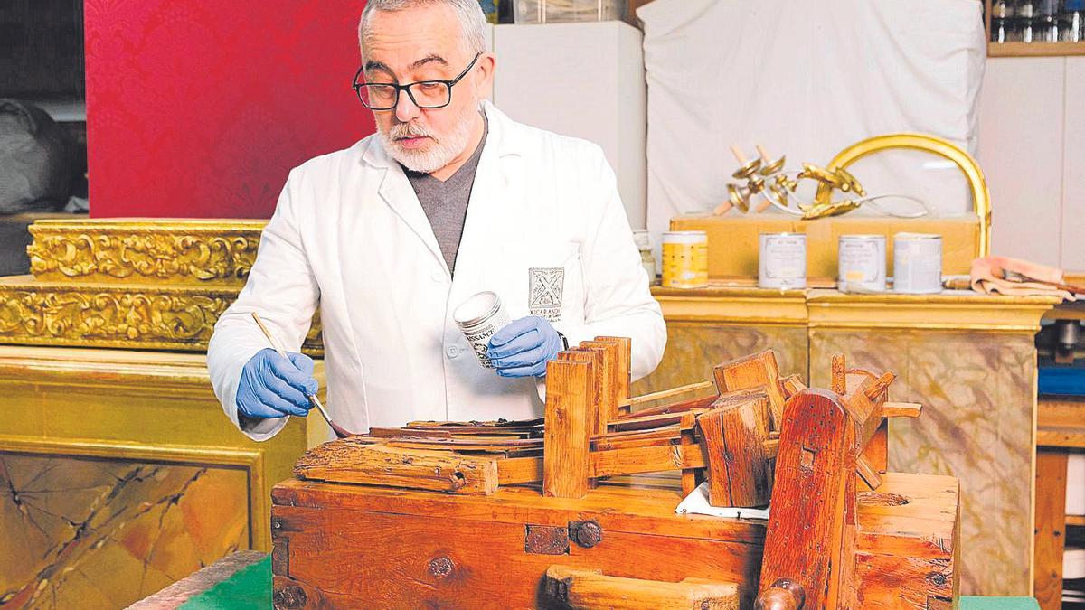 Diese Ratsche wurde in der Kirche Sant Nicolau in Palma entdeckt. Restaurator Alfredo Claret hat sie wieder flottgemacht.