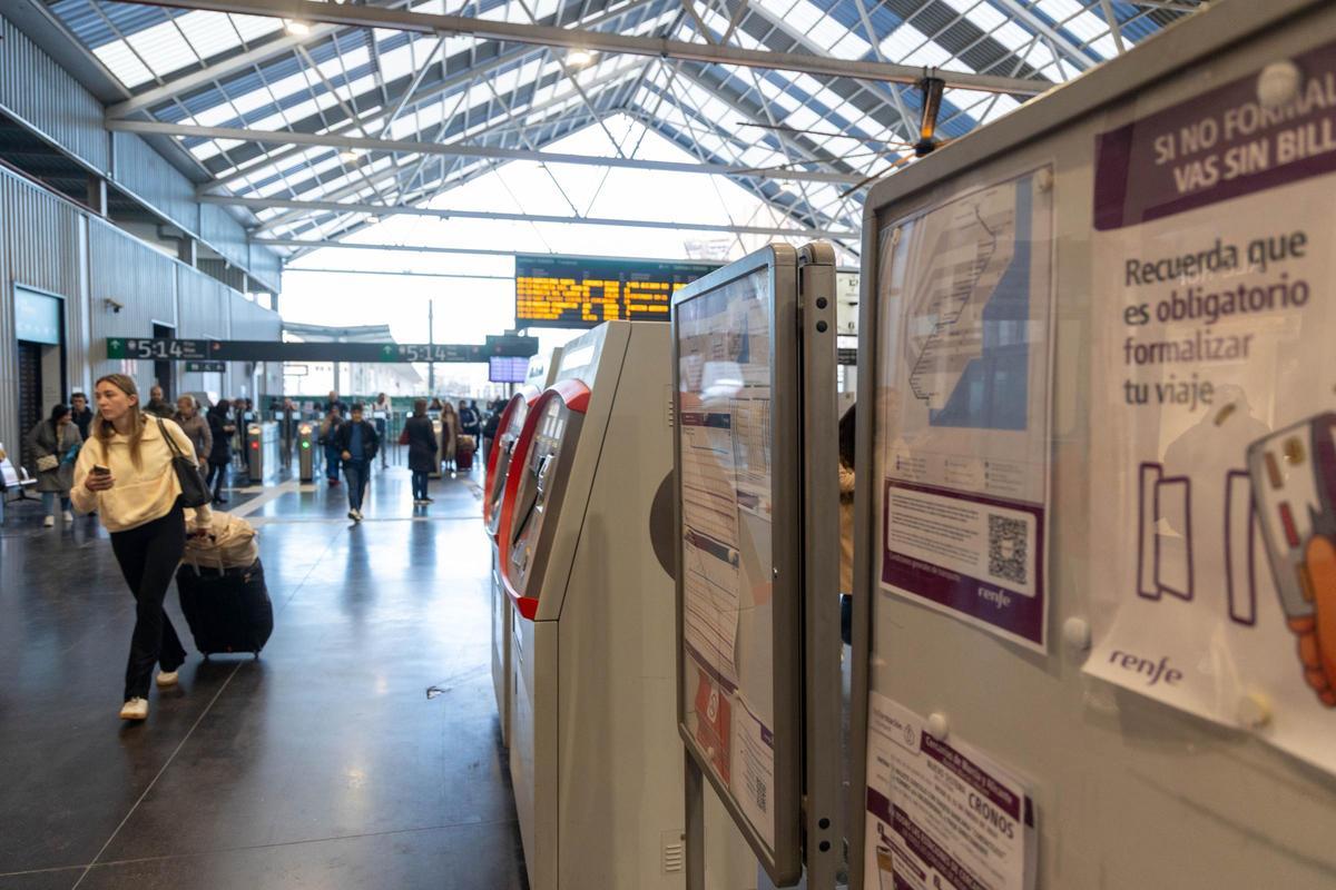 El vestíbulo de la estación alicantina en la jornada de este viernes.
