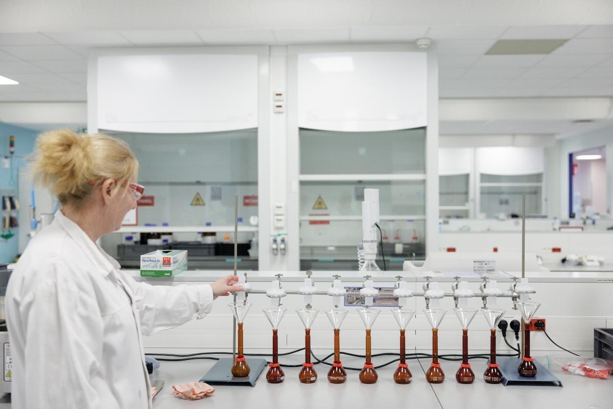 Así es la fábrica donde se producen los inhaladores que luchan contra el cambio climático