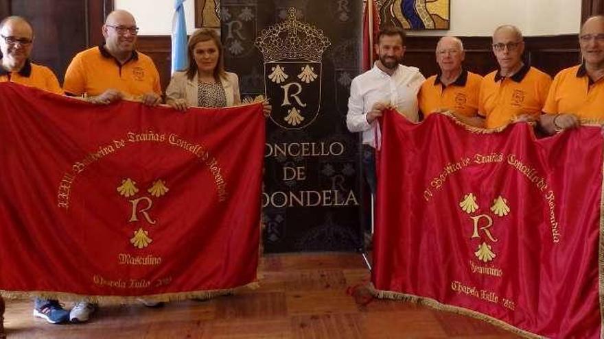 Presentación de las banderas de Redondela de traineras, con la directiva del CR Chapela. // FdV