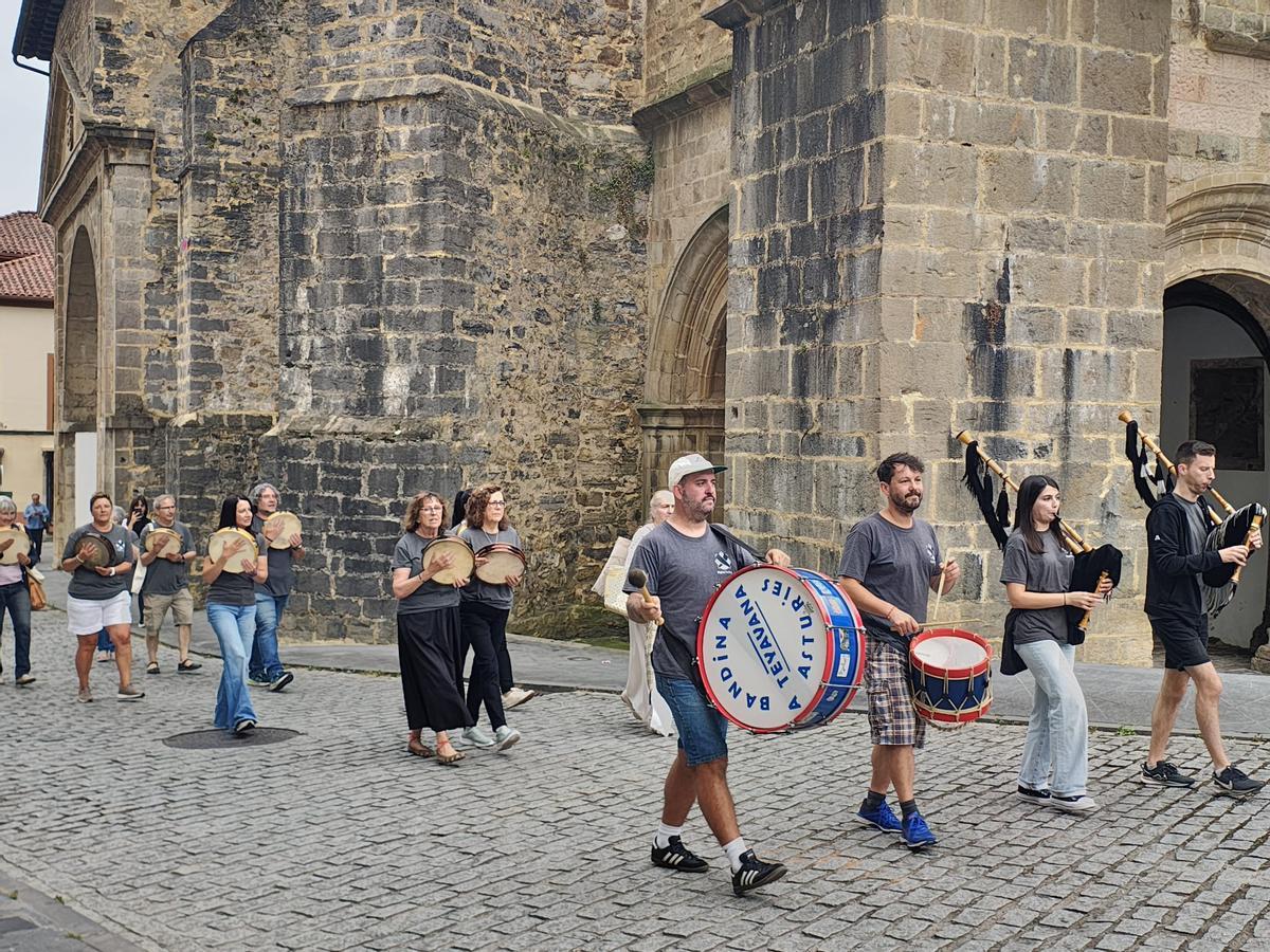 El enramado de la fuente de La Campa por San Juan en Salas, en imágenes