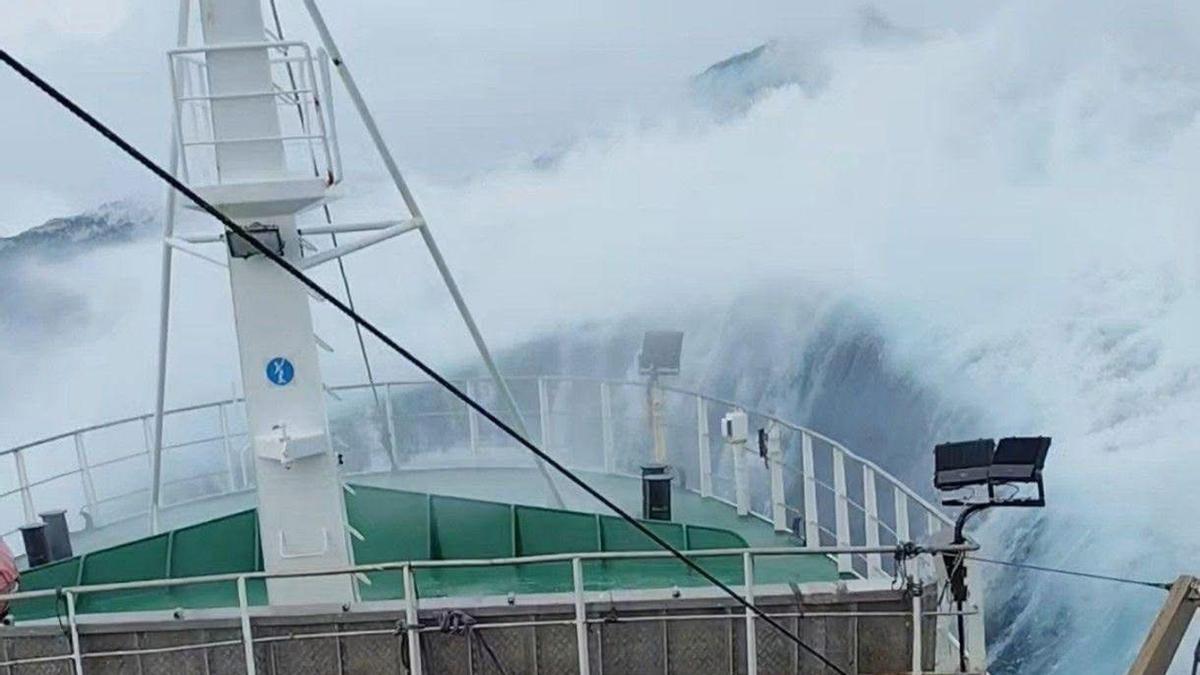 Vista de la proa de un palangrero gallego en medio de un temporal