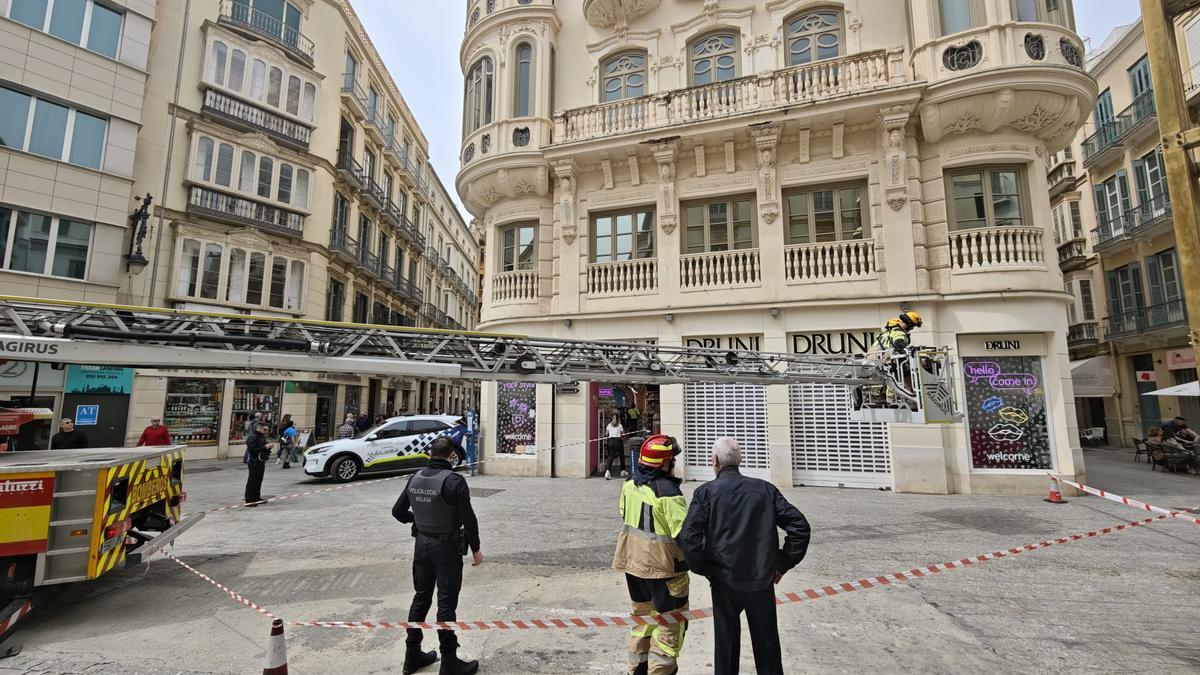 Bomberos y Policía Local, en la plaza de Félix Sáenz por el desprendimiento de una cornisa.
