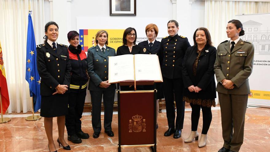 Las siete mujeres que acompañaron a Maica Larriba en la lectura de los artículos de la Constitución.