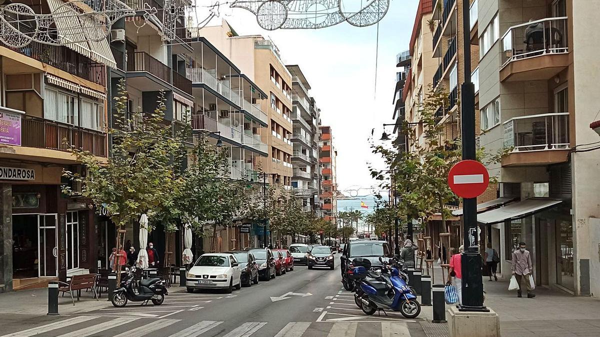 La avenida Gabriel Miró , una de las más comerciales de Calp