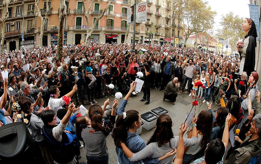 Multitudinaria concentración en Barcelona en protesta por las cargas del 1-O