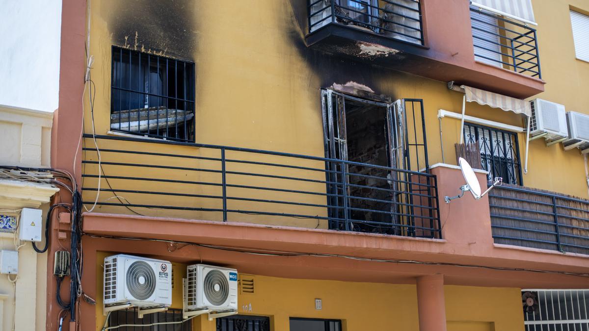 Schäden nach einem Wohnungsbrand. In der Wohnung hätten zehn Studenten das Ende der Quartalsprüfungen an der Universität von Huelva gefeiert, als das Feuer morgens gegen 07.30 Uhr ausgebrochen sei, sagte der Bürgermeister der Provinzhauptstadt.