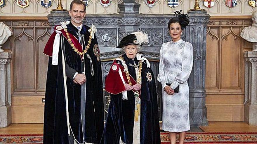 Isabel II junto a los reyes Felipe y Letizia, ayer, tras el nombramiento.