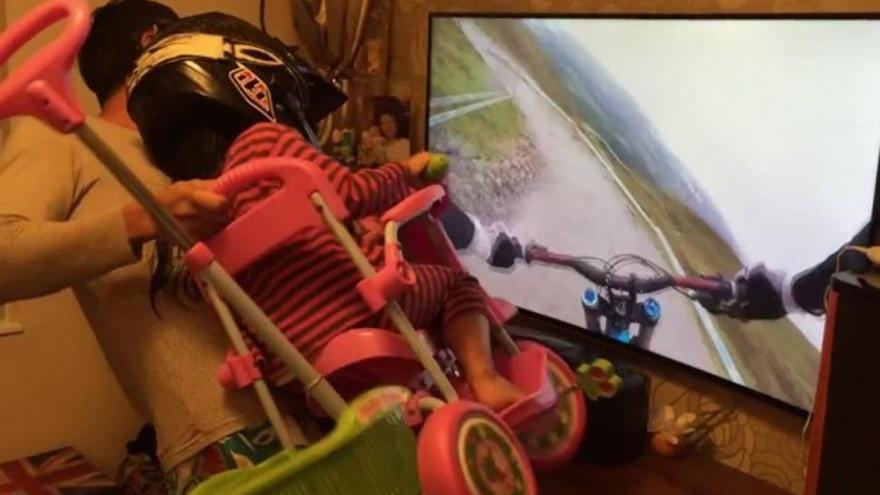 Un padre se inventa un simulador de bicis para que su hijo efectúe un descenso en triciclo