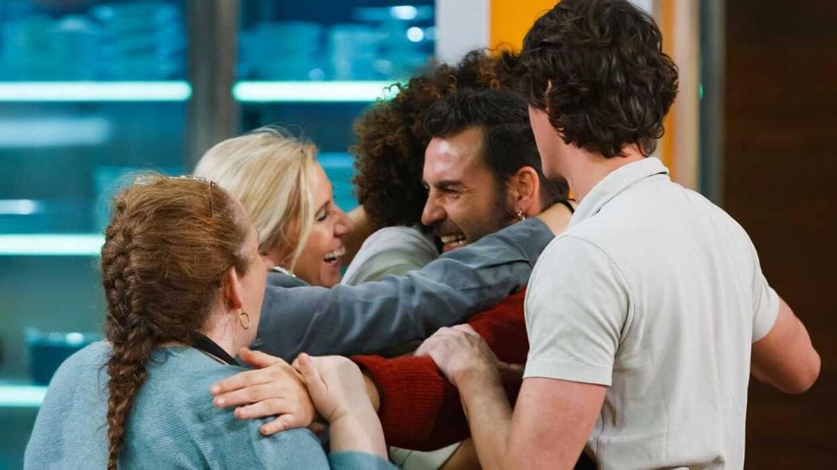 Jorge Juan es felicitado por sus compañeros tras los elogios que recibió su plato "Quatretondeta"
