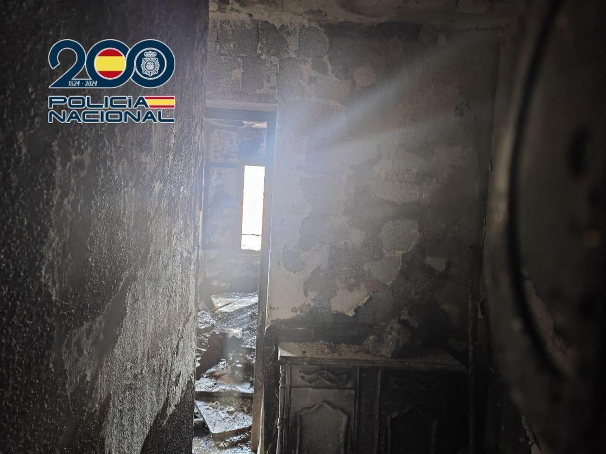 Interior de la vivienda incendiada en Alicante. /
