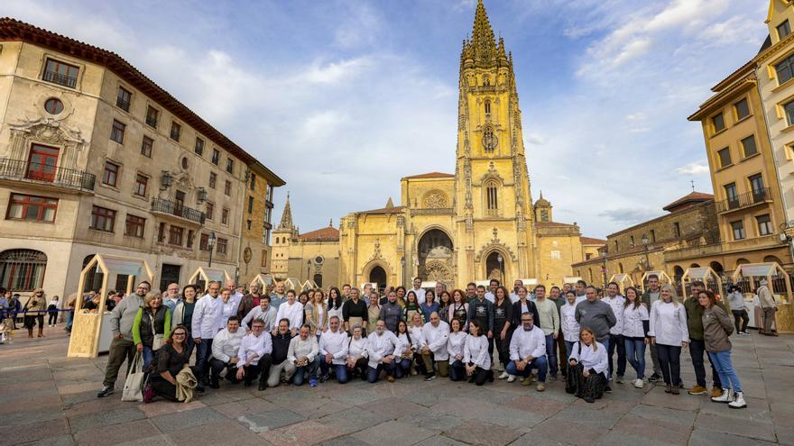 Así fue la cata de marcas asturianas de queso en la plaza de la Catedral