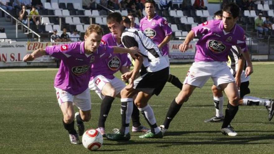 El lateral deportivista Diego Seoane controla un balón durante el partido de ayer en el Municipal de Vecindario. / la opinión