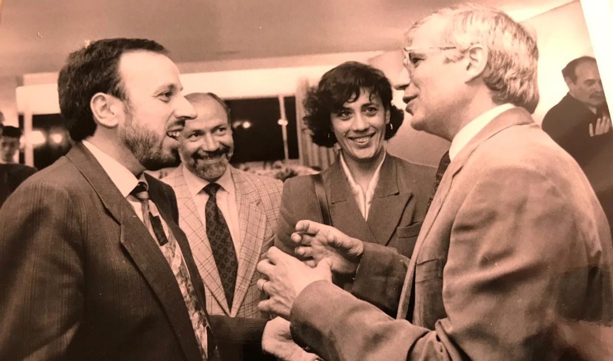 Josep Borrell junto a Vallès y Serra durante una charla del político socialista. / La Prensa de Ibiza