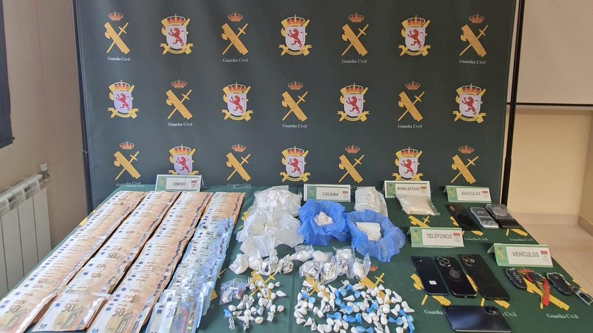 Dinero y droga decomisados en la operación antidroga.