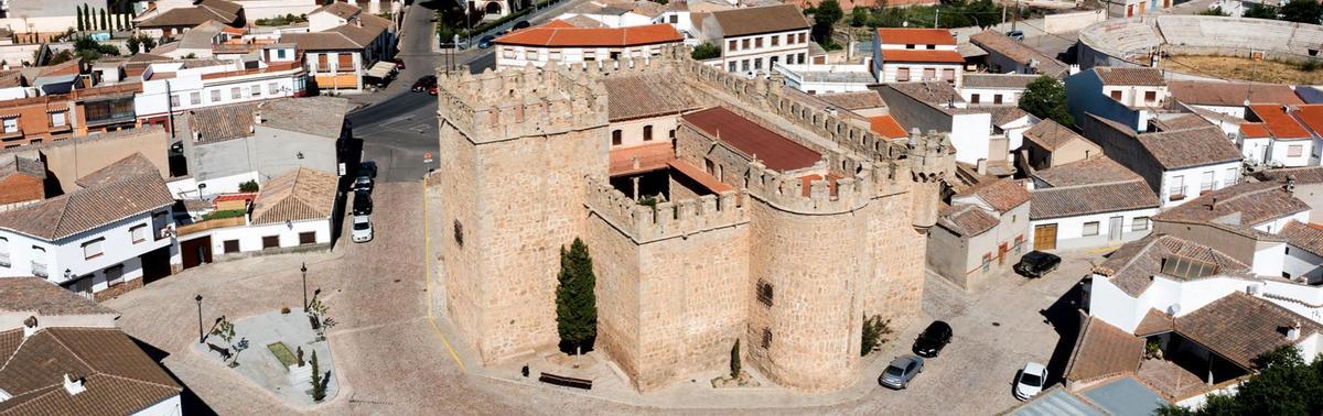 El Castillo de Orgaz se encuentra incrustado dentro de la villa de Orgaz, en pleno centro de su casco histórico