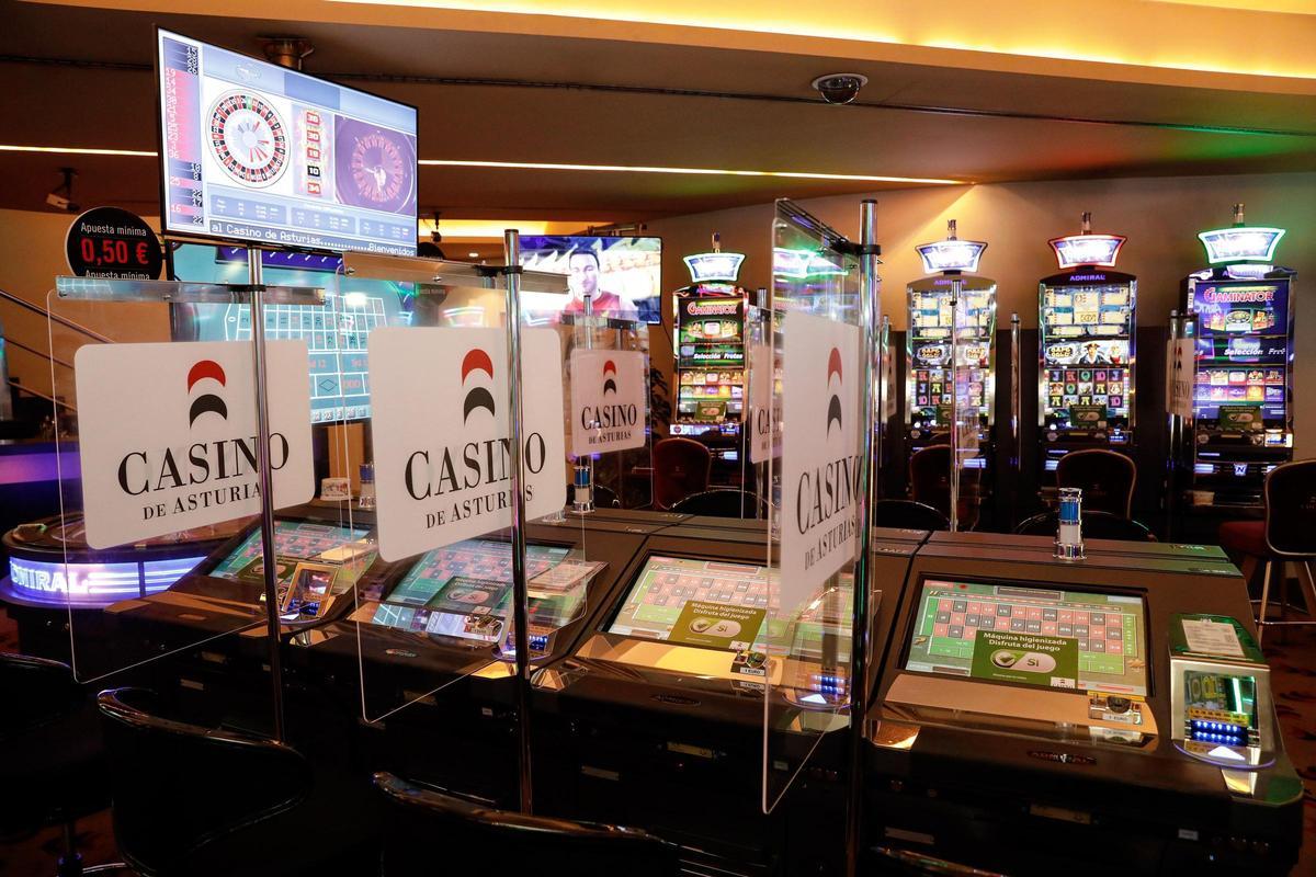 Interior de una de las salas del Casino de Asturias, en Gijón.