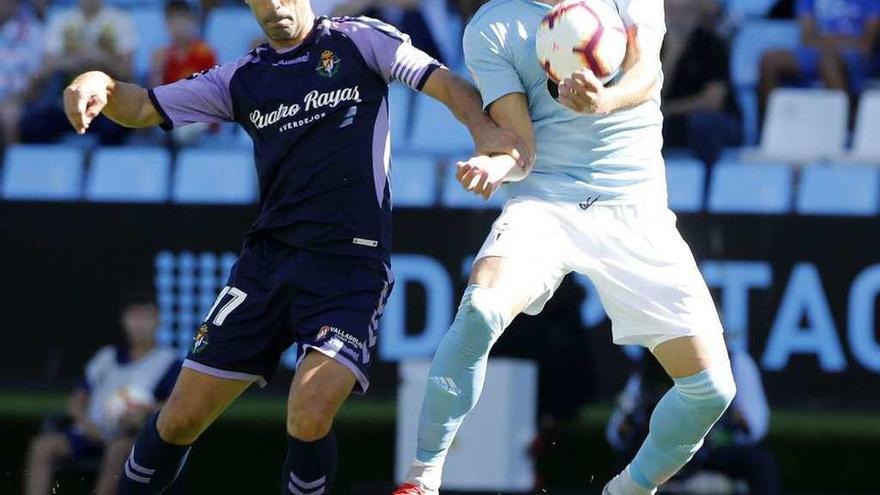 Maxi Gómez baja la pelota frente a Moyano, capitán del Valladolid, en la jugada del segundo gol del Celta. // José Lores