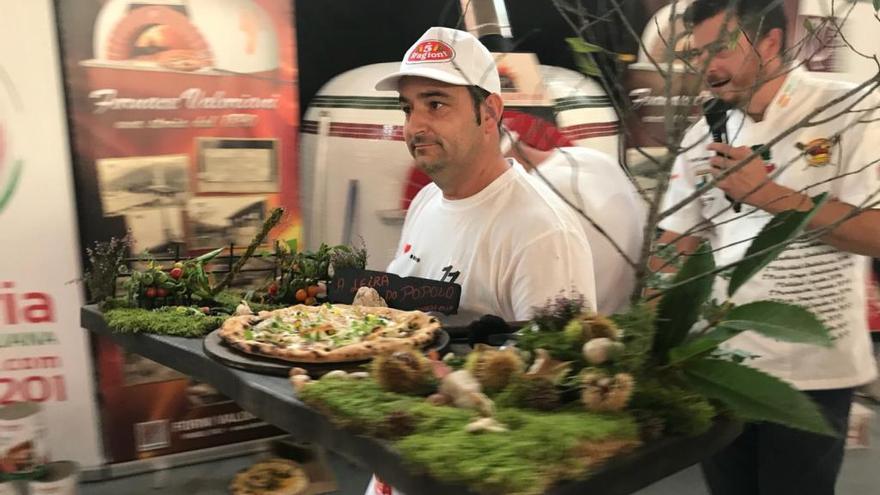 El restaurador Manel Rial con la pizza premiada en Granada.//Cedida por Manel Rial