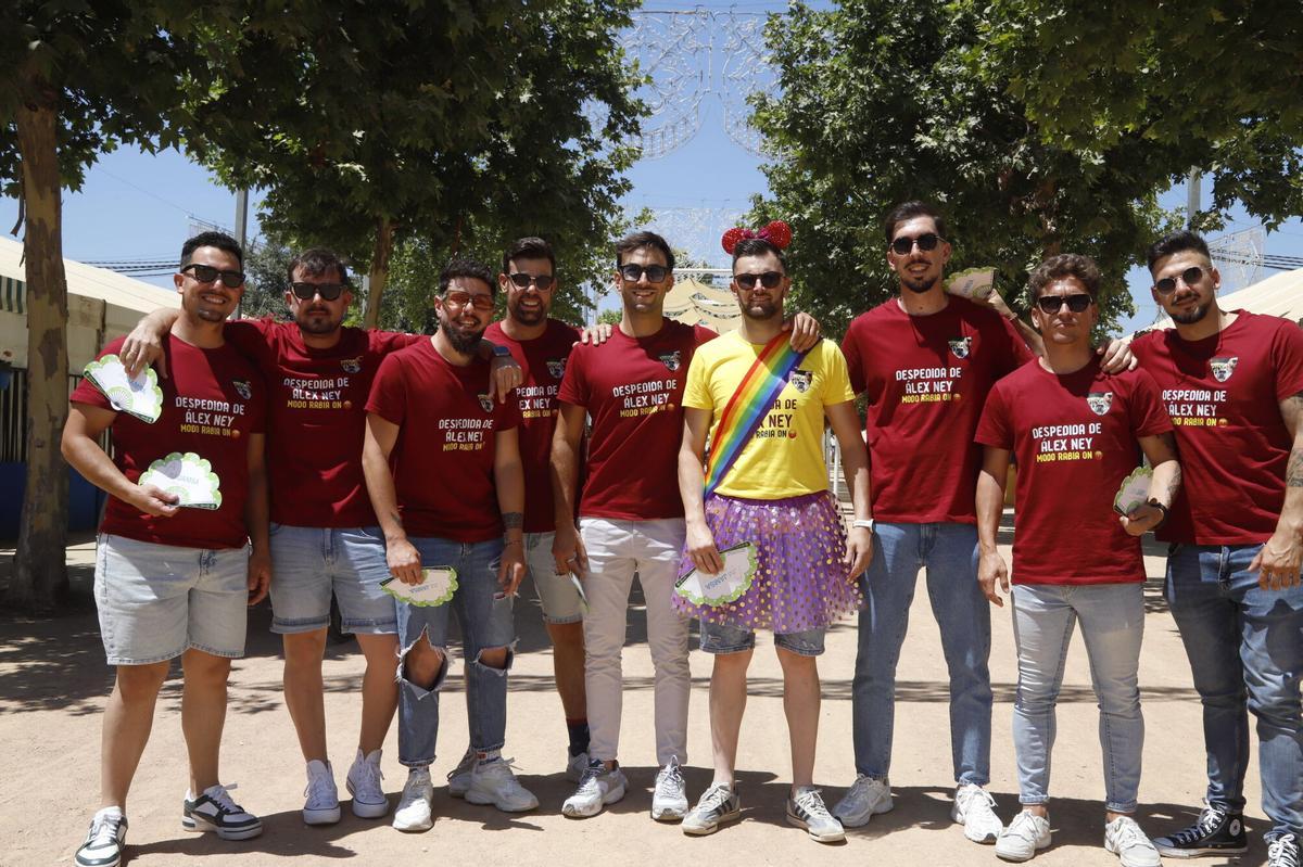 Grupos de amigos, familias y flamenca convierten las calles del recinto en una jornada animada a espera de una noche multitudinaria Grupos de amigos, familias y flamenca convierten las calles del recinto en una jornada animada a espera de una noche multitudinaria