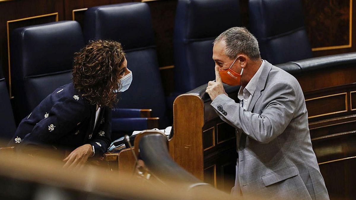 Montero dialoga amb Baldoví en un ple al Congrés. efe