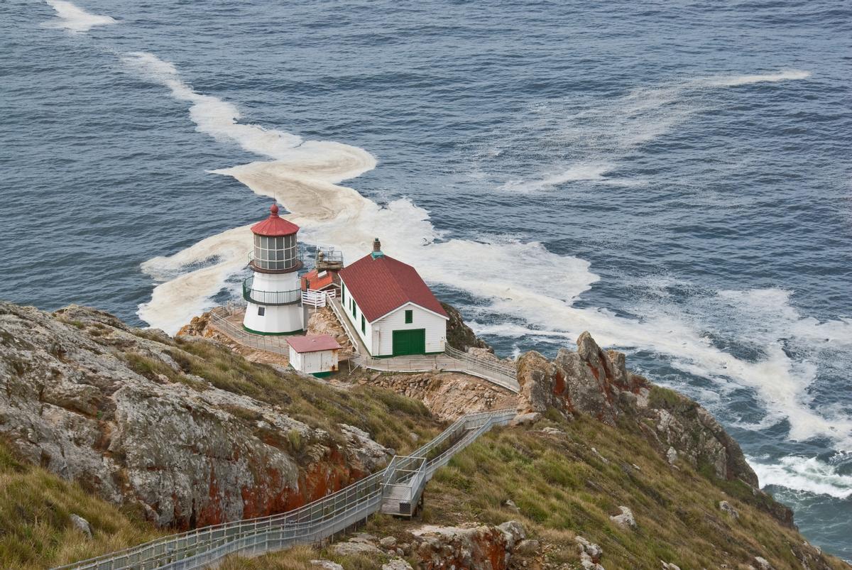 El faro de Point Reyes en un entorno privilegiado de California