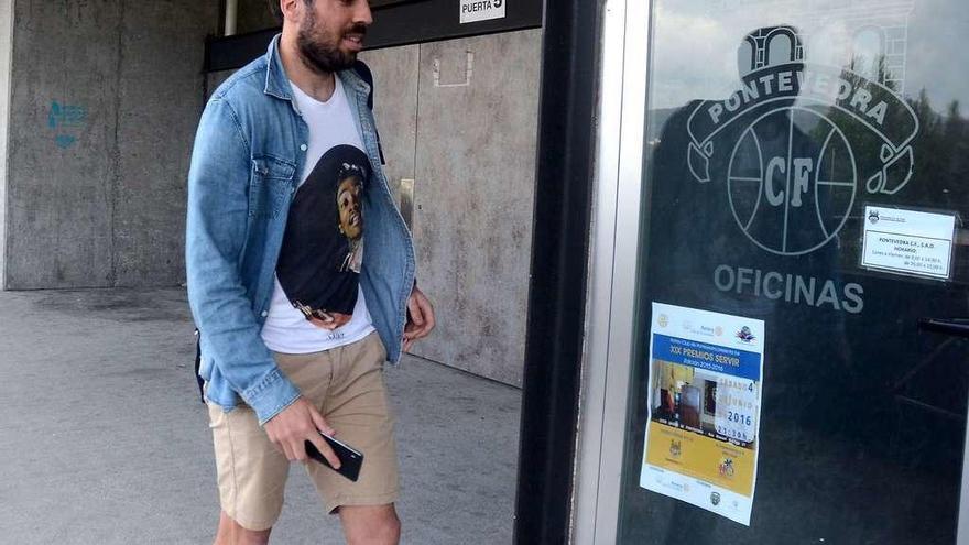 Jacobo en la entrada de las oficinas del club en el Estadio de Pasarón. // Rafa Vázquez